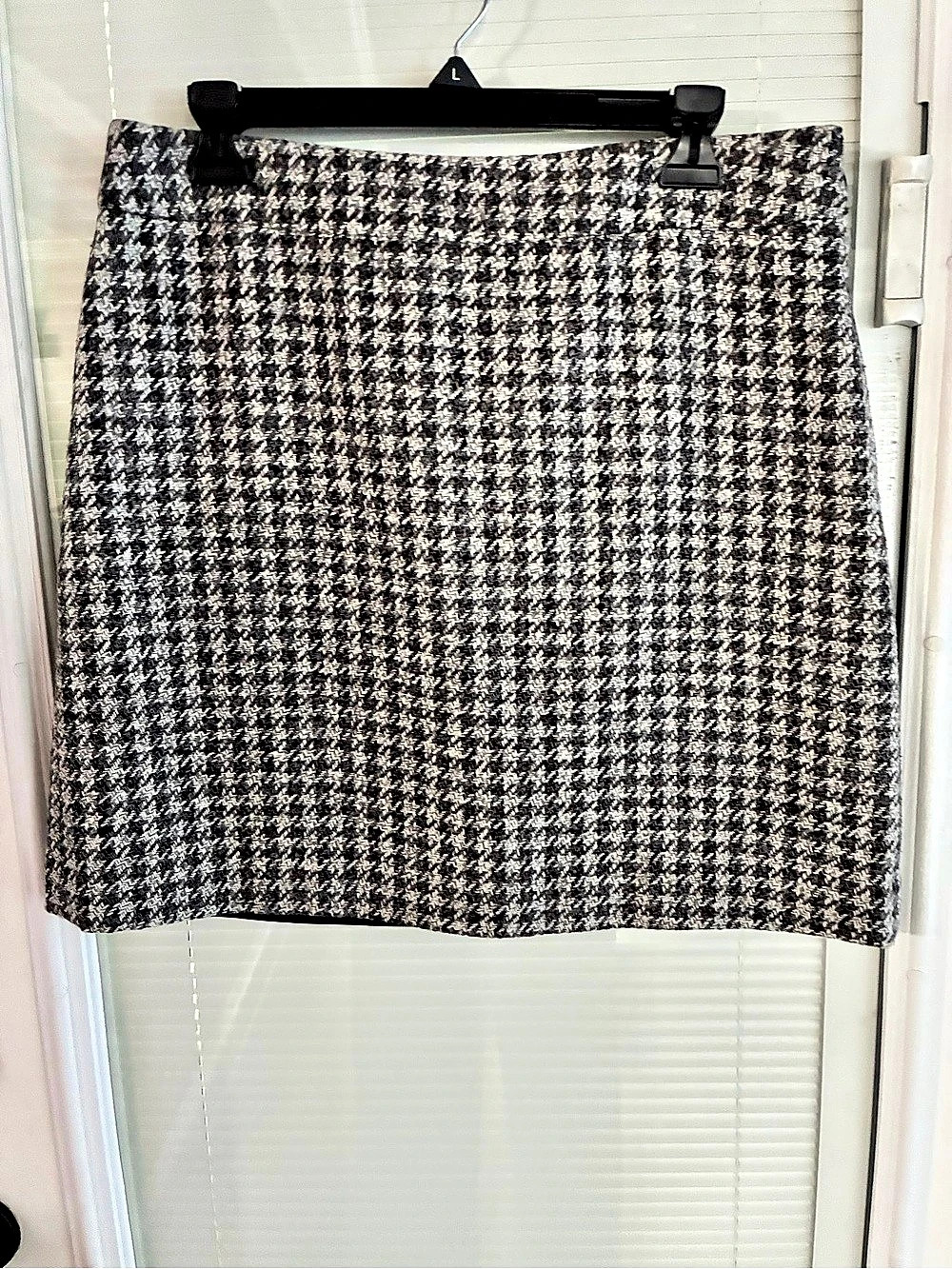 Madison Houndstooth Mini Skirt in Gray & White